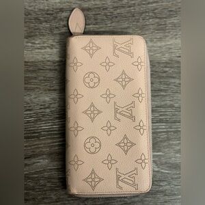 Louis Vuitton MAHINA wallet